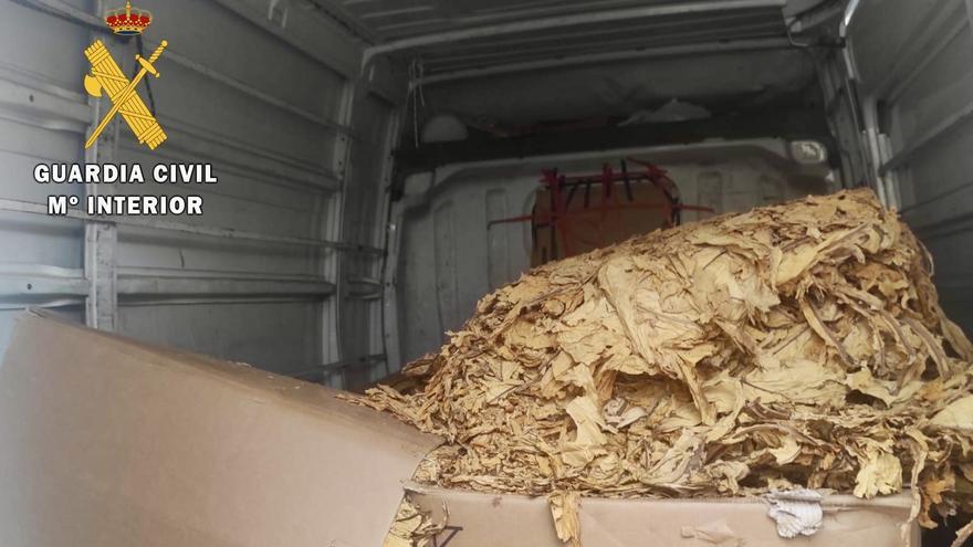 Detenido tras sufrir un accidente y abandonar una furgoneta con kilos de tabaco robado en Cáceres