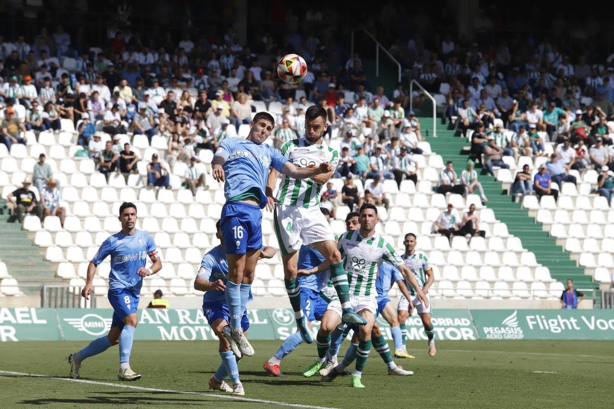 Adrián Lapeña cabecea un balón durante el encuentro entrel Córdoba CF y el Alcoyano, en El Arcángel.