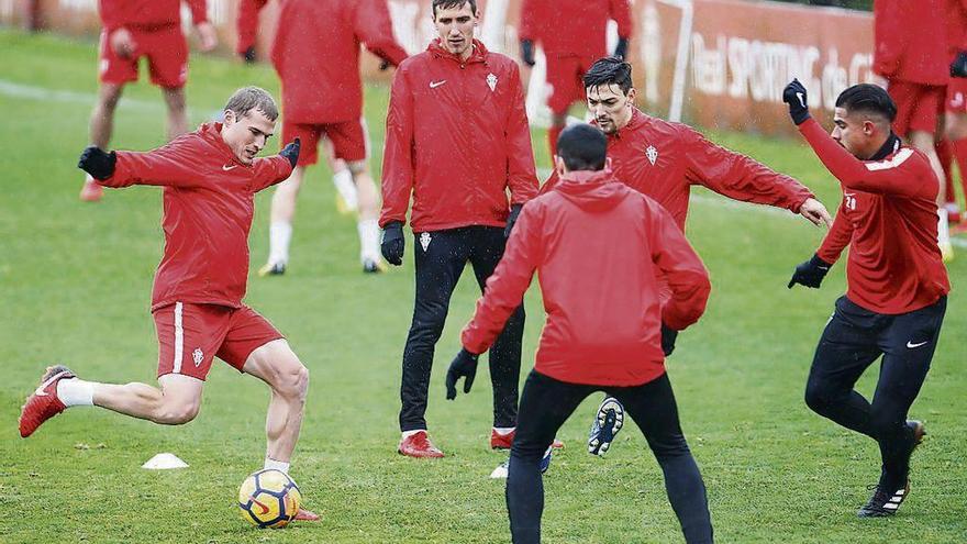 Scepovic, segundo por la izquierda, durante un rondo del entrenamiento de ayer.