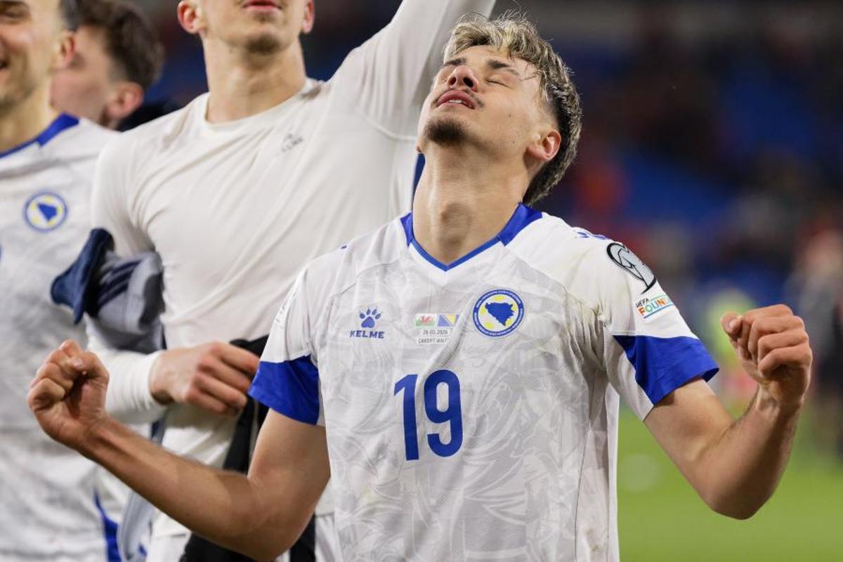 Kerim Alajbegovic celebra la victoria de Bosnia y Herzegovina en los playoffs eliminatorios del Mundial
