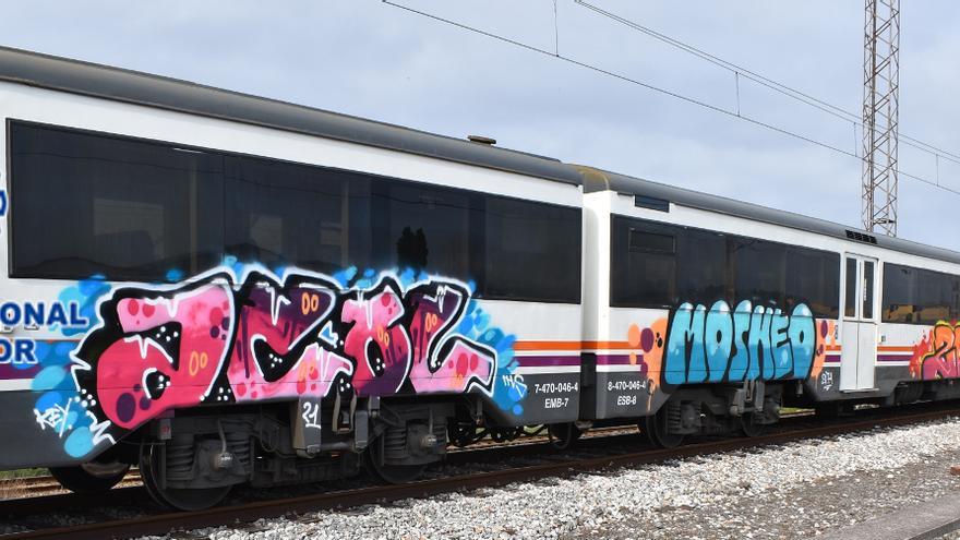 Un tren en Gijón con pintadas en una imagen de archivo.