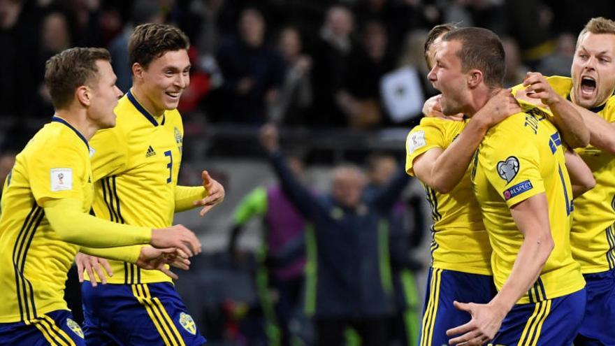 Los jugadores de Italia celebran el gol de Johannsson.