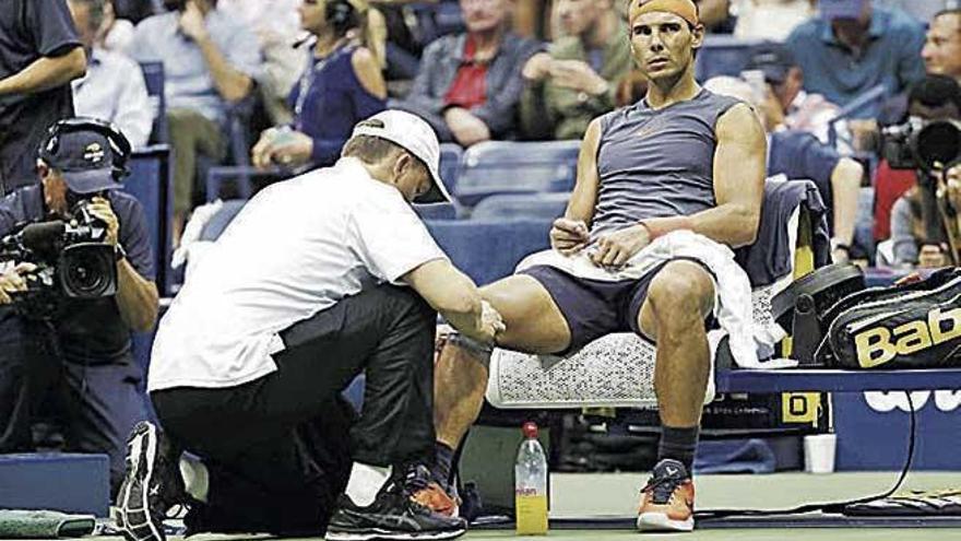 Nadal es atendido por el fisioteraputa en el partido ante Del Potro.