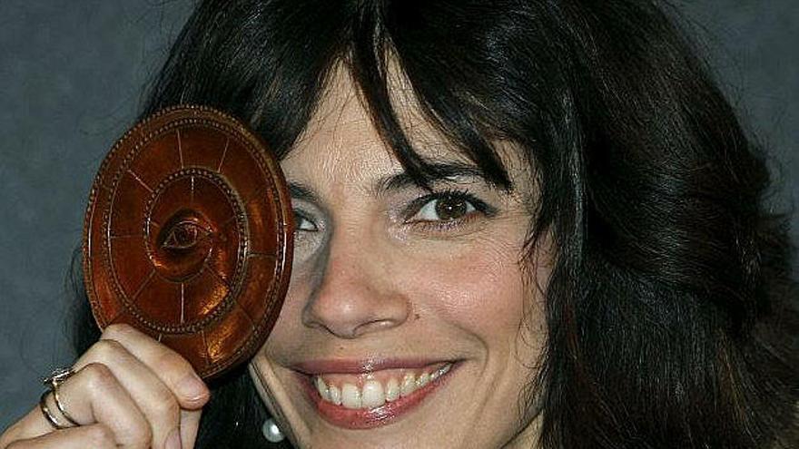 La actriz Maribel Verdú, tras recibir la Medalla de Oro de la Academia de Cine por su "contribución a la mejora del cine español", en un acto que se celebró en Madrid en noviembre del pasado año.