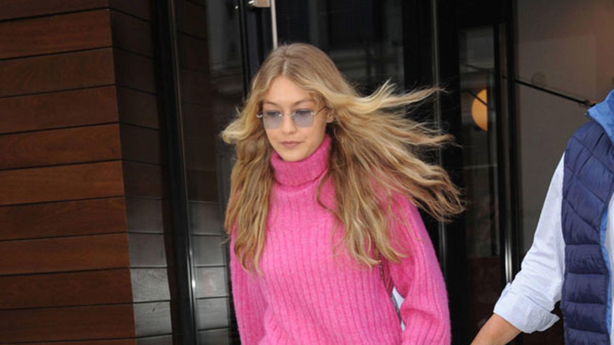 Gigi Hadid con jersey, pantalón vaquero y mules con brillo y pelo en Nueva York