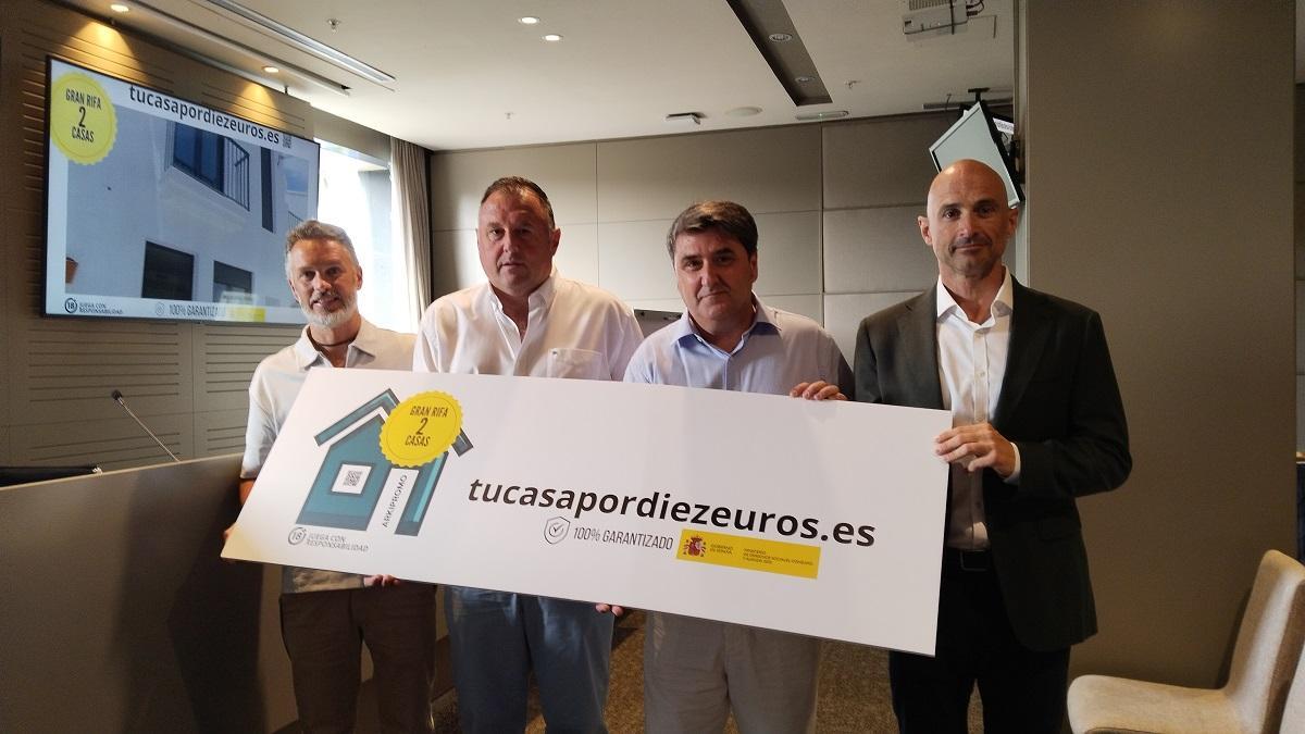 La presentación de la rifa ha contado con la presencia de Jesús Ortega, portavoz de la rifa, Antonio Gil de Arkipromo y Pedro Nieblas, alcalde de Cuevas del Becerro.