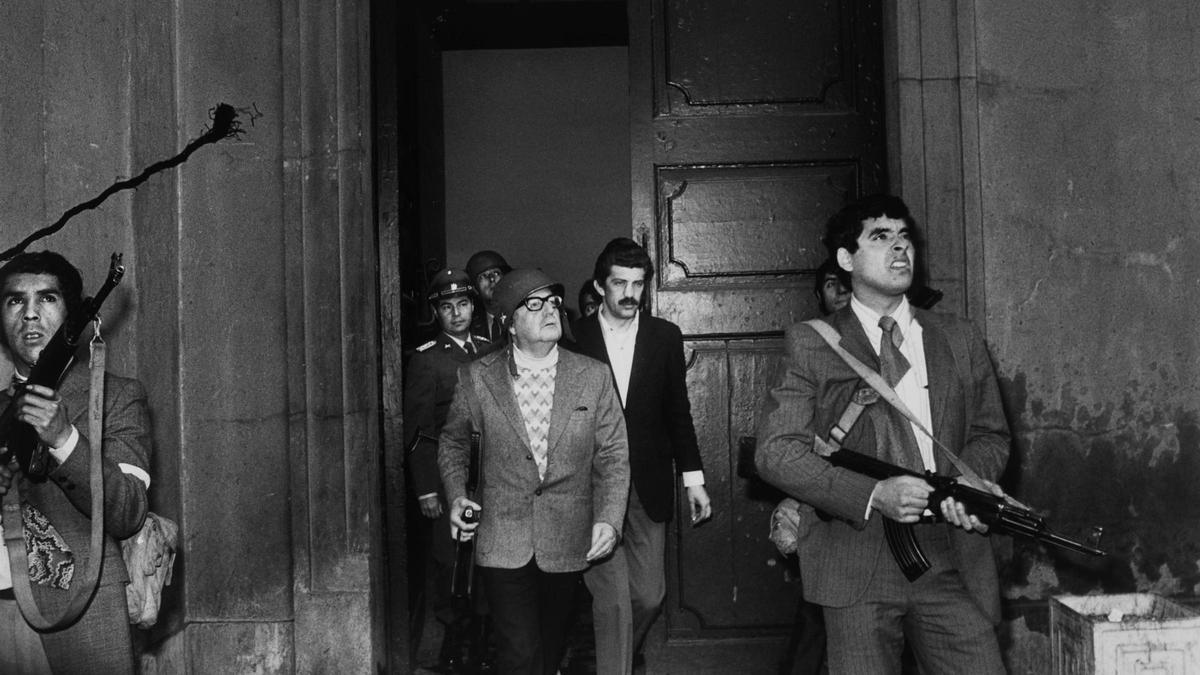 El presidente Salvador Allende y sus escoltas, salen del palacio de la Moneda para observar el sobrevuelo de la aviación golpista.