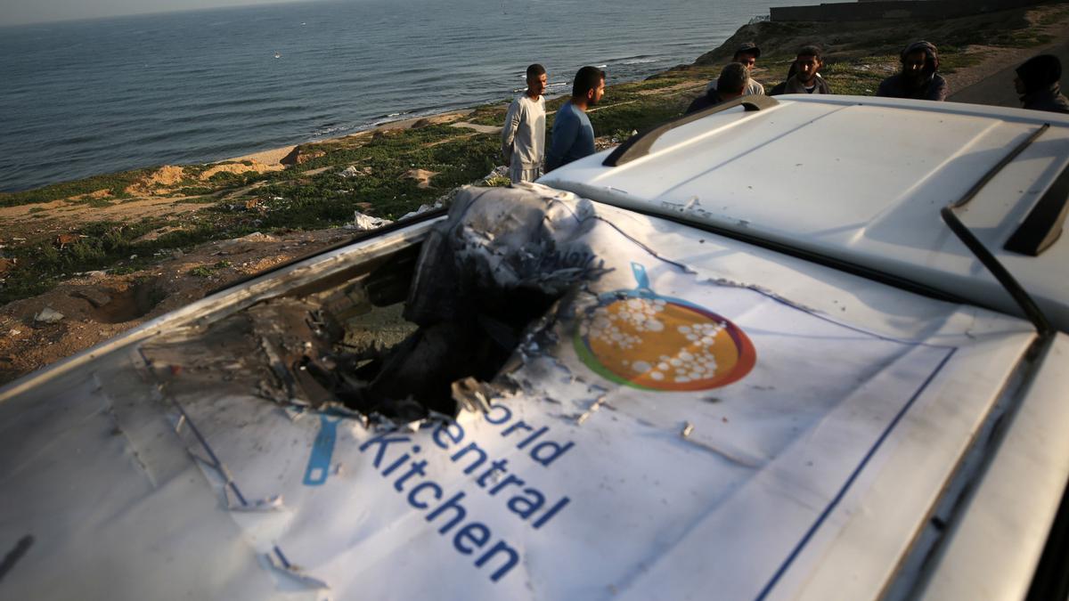 El vehículo de World Central Kitchen dañado por misiles israelíes.