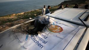 Vehicle de lONG World Central Kitchen amb danys després dun bombardeig israelià a la Franja de Gaza