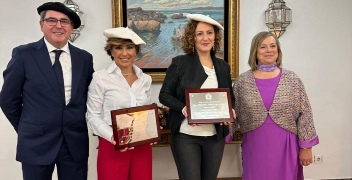 Cristina e Sónsoles Ónega con Cuñarro e a súa dona na  homenaxe. |  A.Seijas