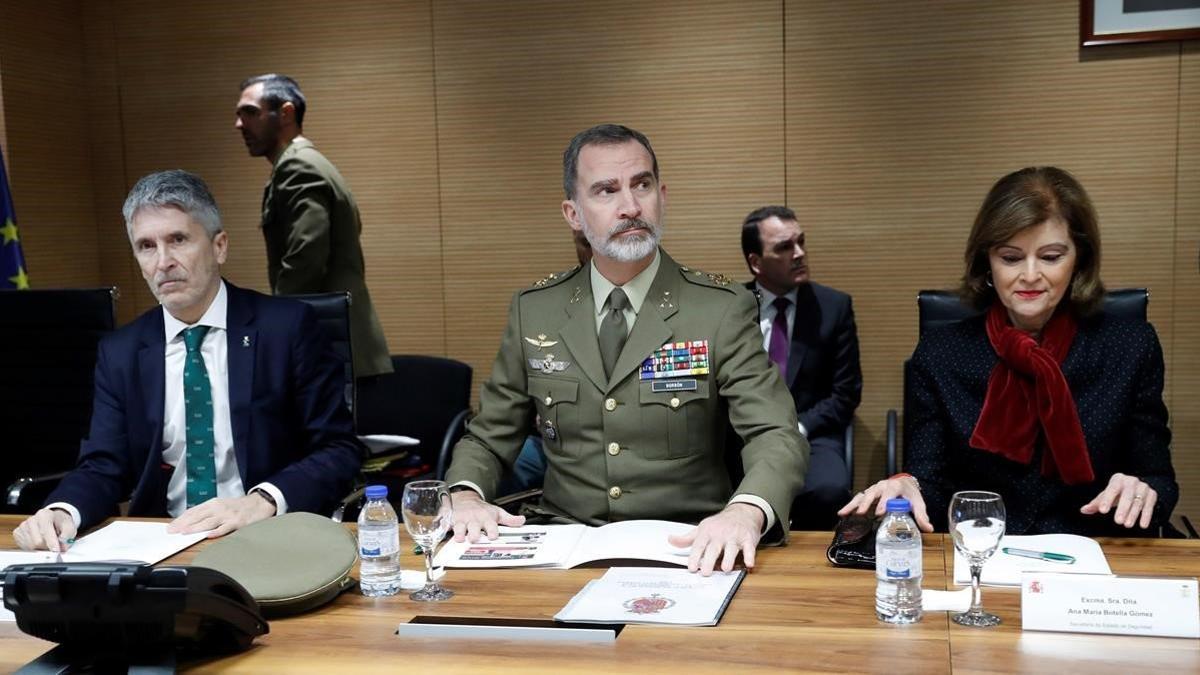 El rey Felipe VI, entre la secretaria de Estado de Seguridad, Ana María Botella Gómez (d), y el Ministro del Interior, Fernando Grande-Marlaska, el 9 de enero del 2020