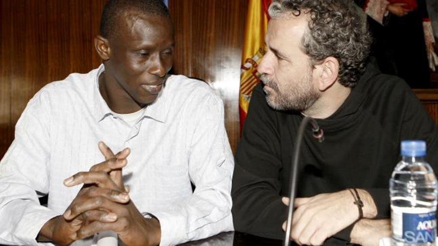 El actor Guillermo Toledo (d), junto a Cerigne Mbale (i), pescador o mantero, durante un debate sobre las &quot;Razones éticas y jurídicas contra la criminalización e ingreso en prisión de los &quot;manteros&quot; que tuvo lugar hoy en el salón de Grados de la Facultad de Derecho de la UCM.