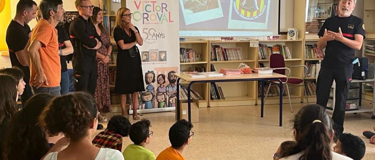 Alumnos del colegio Victor Orobal atendiendo a las indicacione s de los bomberos | LEVANTE-EMV