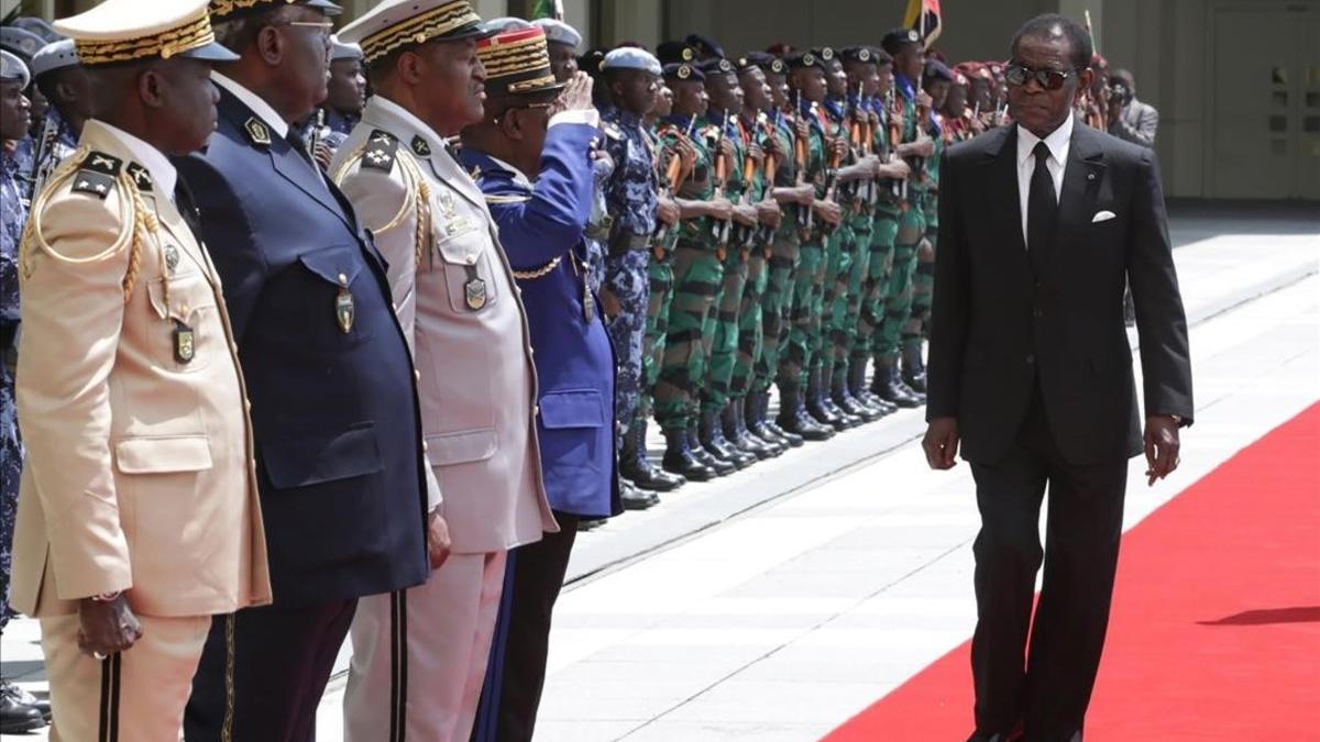 Teodoro Obiang (derecha) pasa revista a la guardia de honor gabonesa en Libreville, la capital del país.
