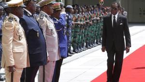 Teodoro Obiang (derecha) pasa revista a la guardia de honor gabonesa en Libreville, la capital del país. 