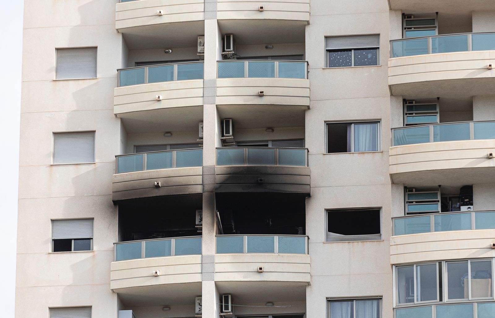 Así ha quedado el edificio de la avenida Mariners afectado por el incendio en La Vila Joiosa