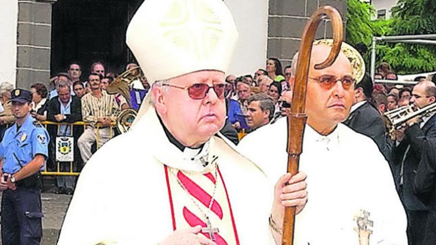 El obispo Ramón Echarren, durante una procesión de la Virgen del Pino, en Teror.  | laprovincia/dlp