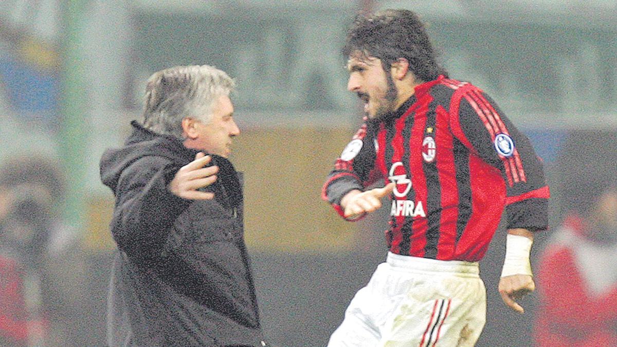 Gattuso salta para abrazar a Ancelotti. En esta imagen, tras ganar la Supercopa de Europa de 2003