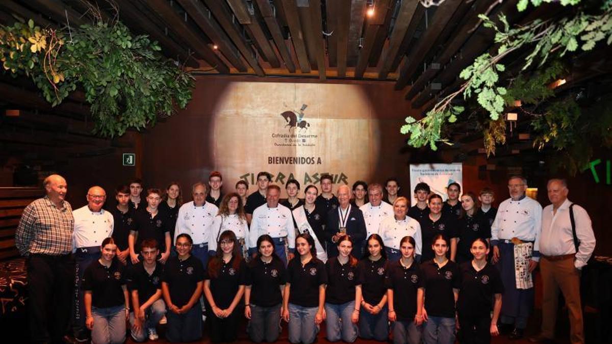 Foto de familia de integrantes de la Cofradía del Desarme con la delegación de jóvenes del Centro Asturiano de Ciudad de México.