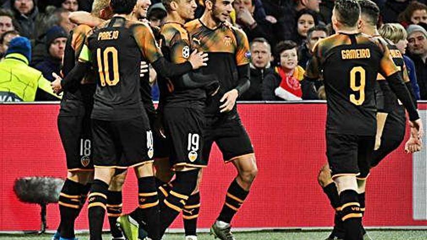 Els jugadors del València celebren el gol que els feia passar als vuitens
