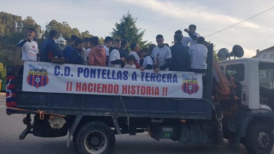 El desfile de los campeones en un camión descapotable por O Porriño