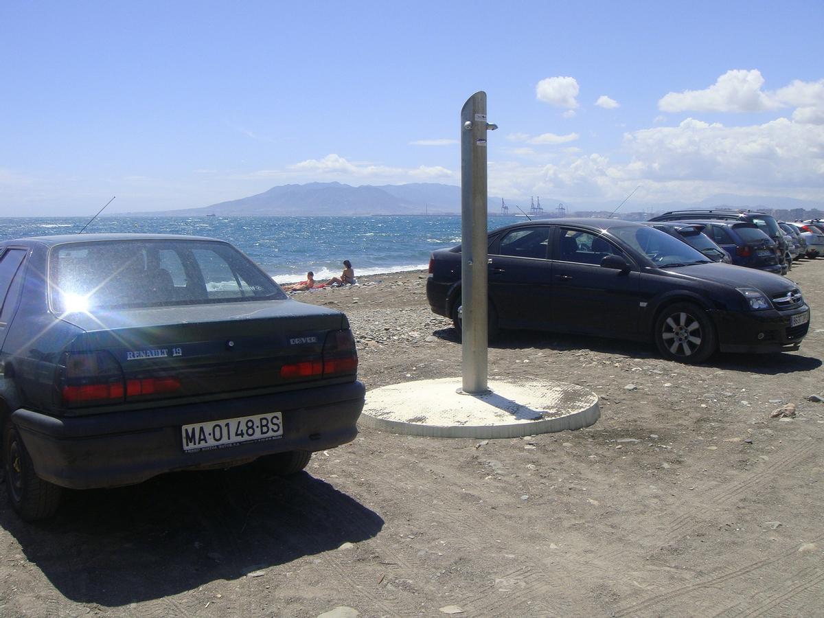 Los coches no respetan ni la cercanía de las duchas.