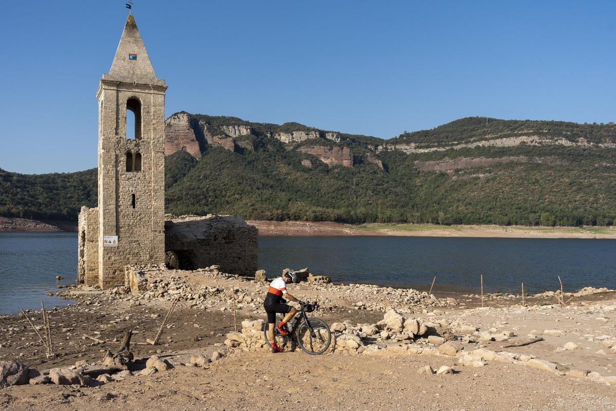 Vista del pantano de Sau, en el término de Vilanova de Sau (Barcelona) que está al 39% por ciento de su capacidad debido a la sequía que sufre Cataluña, y deja al descubierto la iglesia románica del siglo XI, cosa que atrae a los visitantes y curiosos. EFE/David Borrat