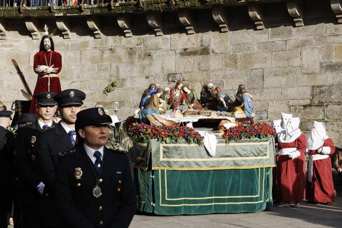 El lavatorio de los pies centra el Jueves Santo y da paso al día con más procesiones de la Semana Santa compostelana