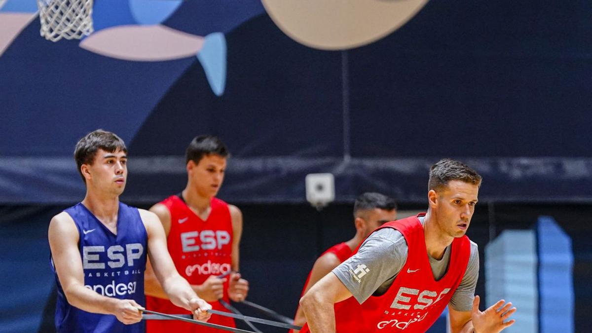 López-Arostegui y Jaime Pradilla (al fondo), en el primer entrenamiento de la selección. | FEB