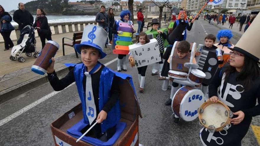 Participantes en el desfile infantil de Sanxenxo, en el paseo de Silgar. // G. Santos