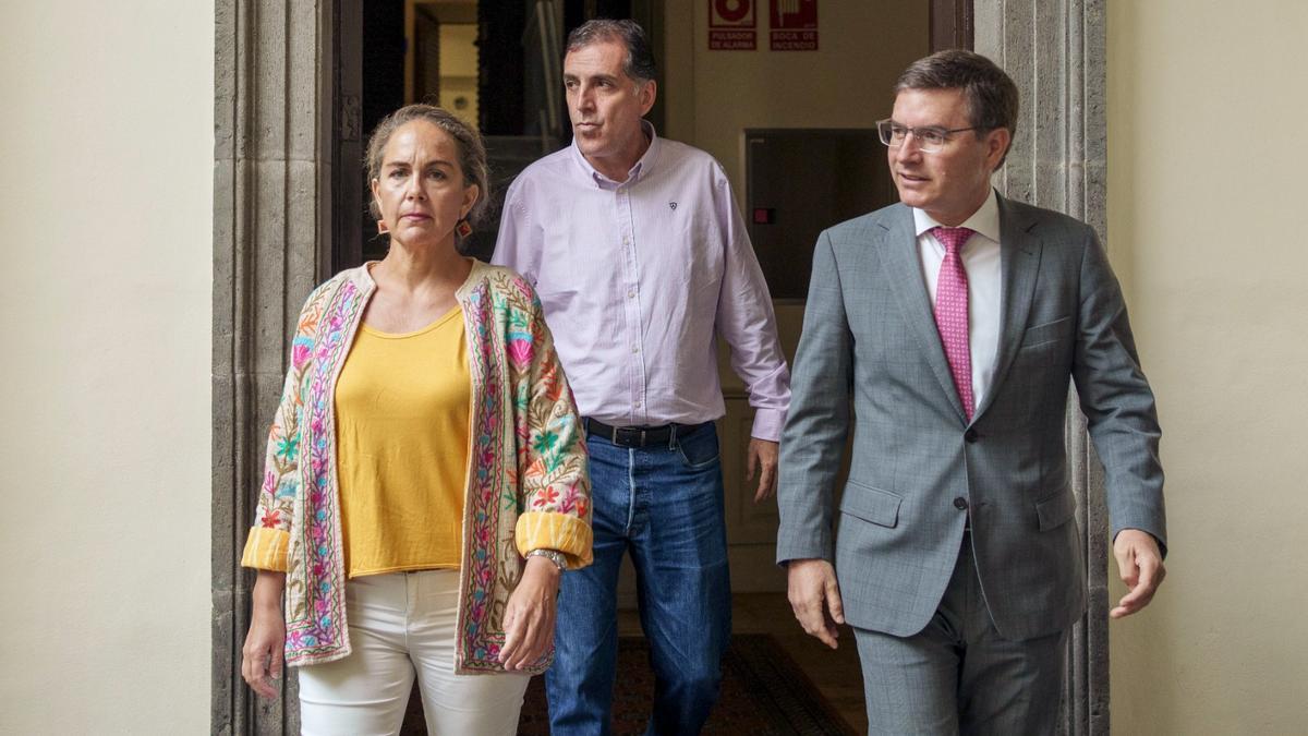 Samuel Vázquez (c) junto a los diputados de VOX, Paula Jover y Nicasio Galván.