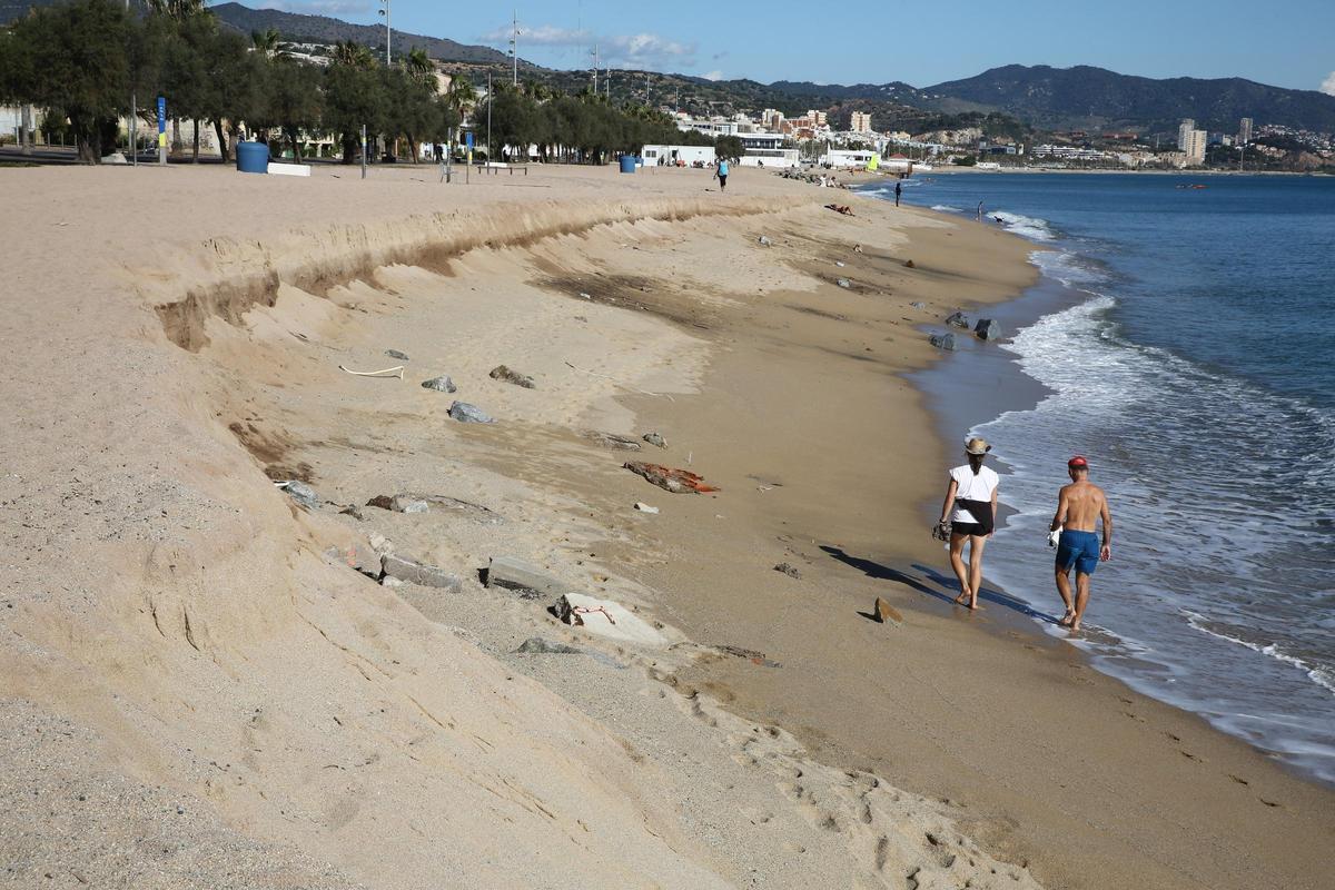 Algunas playas de Badalona pierden arena tras el temporal