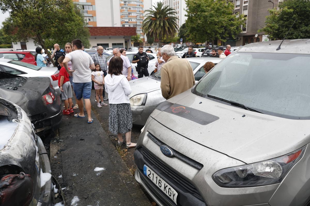 El incendio de varios coches en un parking de Gijón, en imágenes