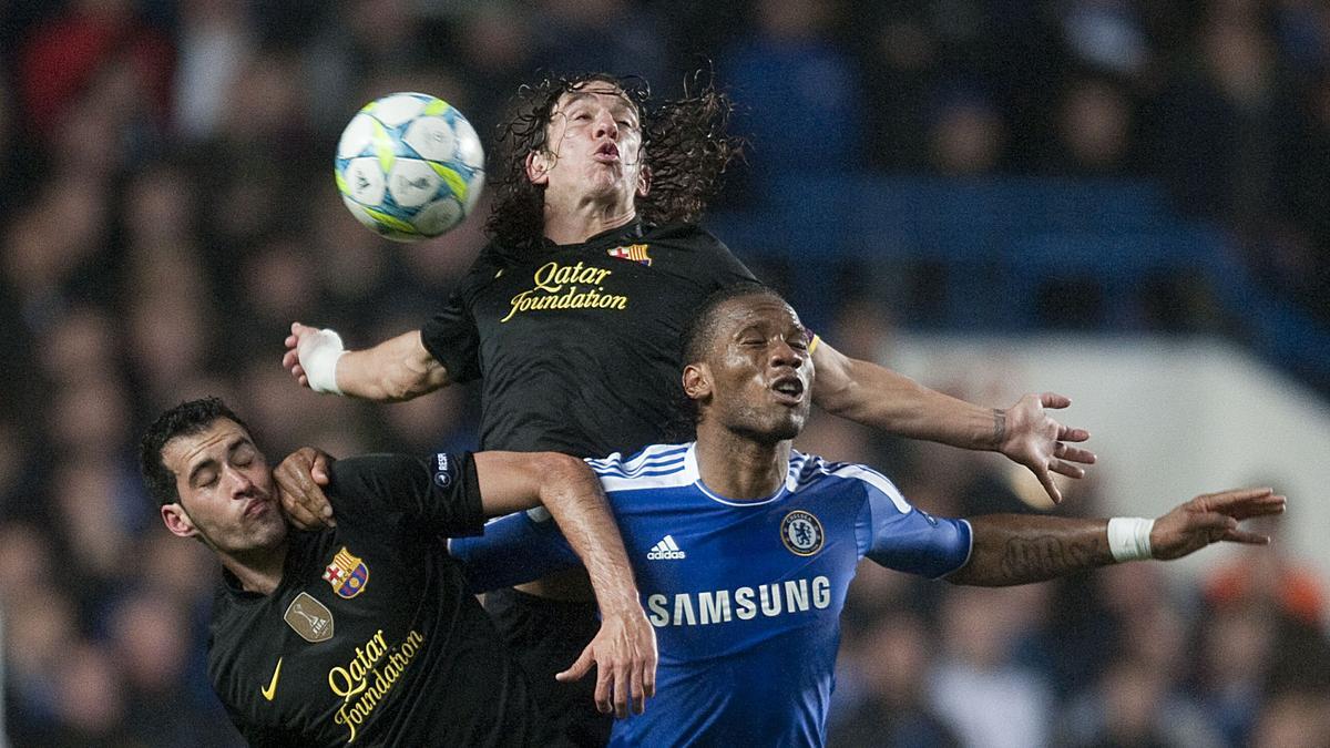 Busquets y Puyol dificultando el control de Drogba durante el partido de ida de las semifinales de Champions League contra el Chelsea en Stamford Bridge, en abril de 2012.