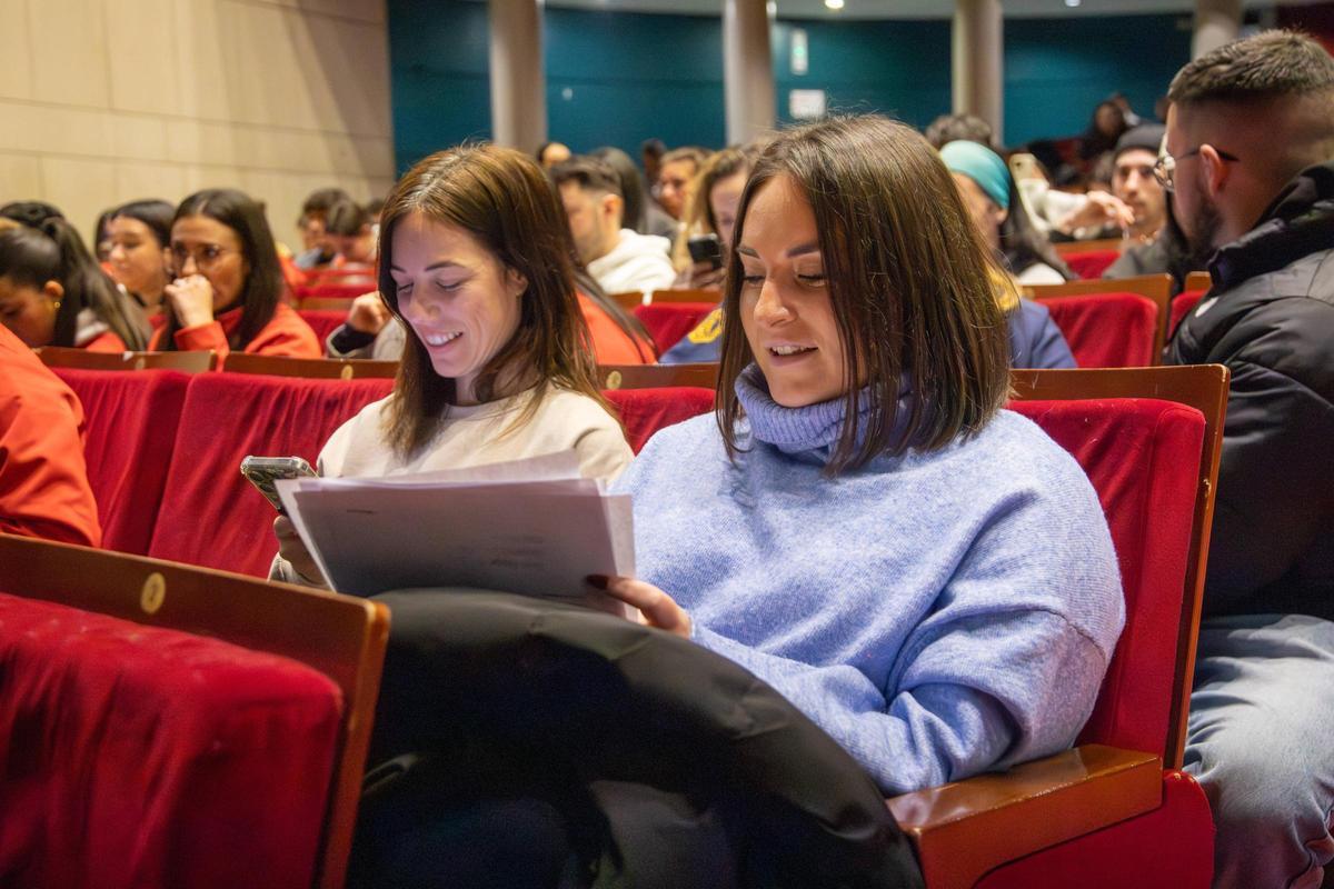 Marta Monroy en el patio de butacas con otra integrante de Caretos Salvavidas.