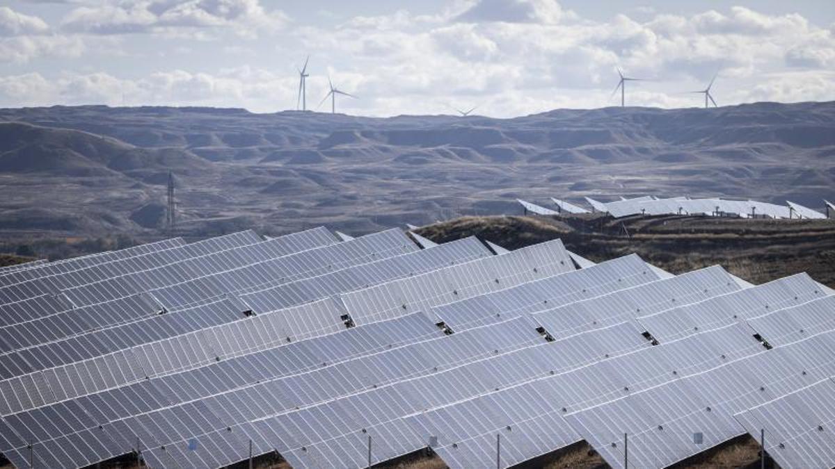 Aragón sigue sumando molinos y placas solares, pero produce menos energía renovable: ¿qué está pasando?