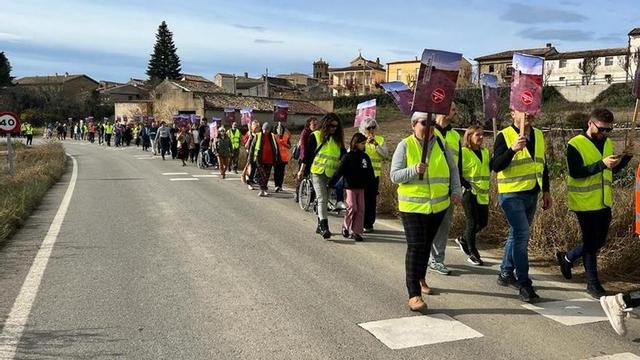 Vecinos de Ardisa, Ayerbe y Biscarrués durante una de las marchas de protesta.