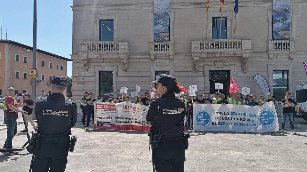 Los policías portuarios se han manifestado para exigir mejoras laborales