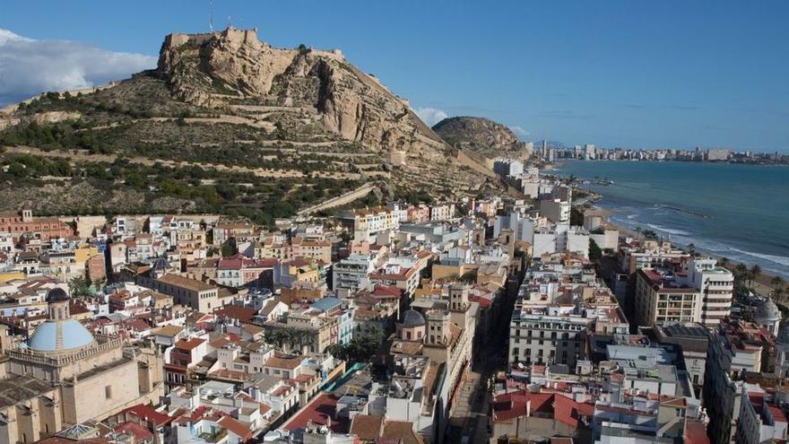 Vista general de Alicante con el castillo de Santa Bárbara al fondo.