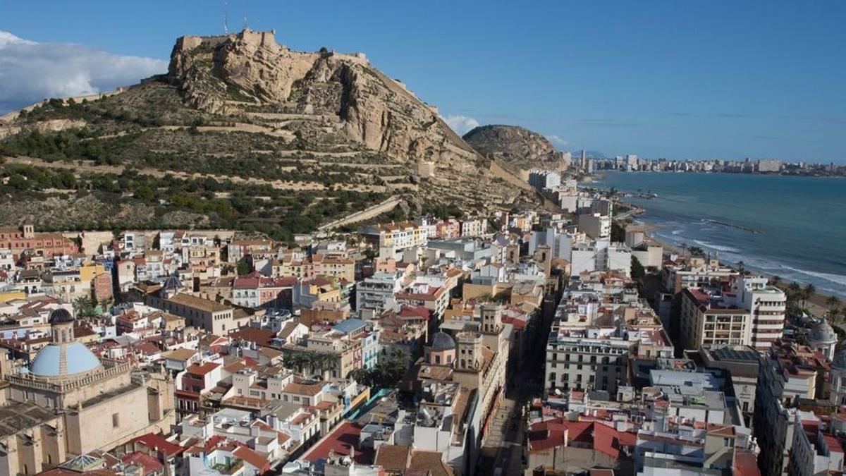 Vista general de Alicante con el castillo de Santa Bárbara al fondo. / RAFA ARJONES