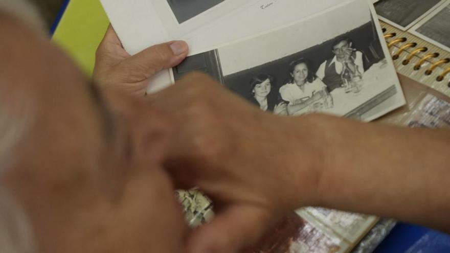 Una emigrante zamorana, con un álbum de fotos.