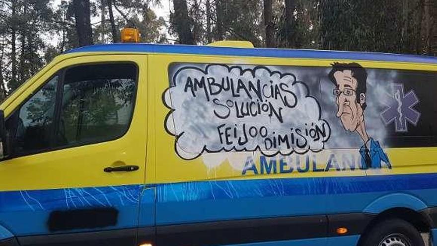 Una pintada en una ambulancia en el área sanitaria de Pontevedra.
