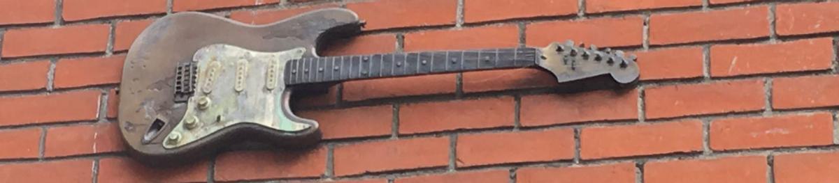Tres imágenes del Rory Gallagher International Festival, en su edición de 2019. Arriba, la guitarra que señala «The Rory Gallagher Corner» en Temple Bar, en Dublín. | Franco Torre
