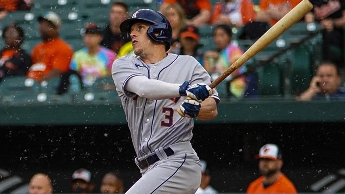 Myles Straw, de los Houston Astros, batea un lanzamiento.