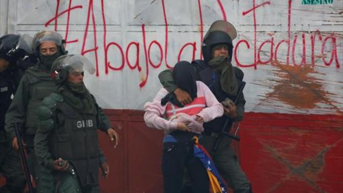 Guardias bolivarianos detienen a un manifestante durante una protesta en Caracas, el pasado 28 de julio.