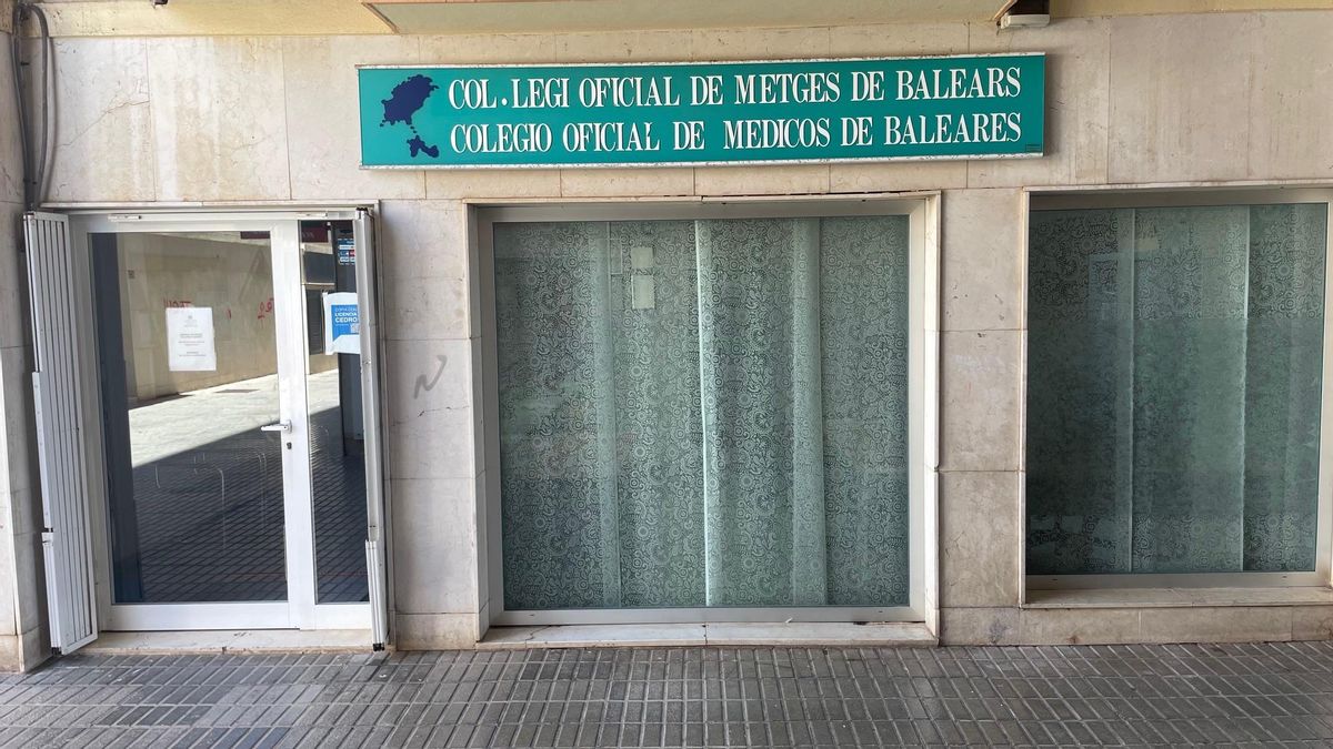 Entrada de la actual sede de los médicos en el pasaje de la calle Cataluña de la ciudad de Ibiza.