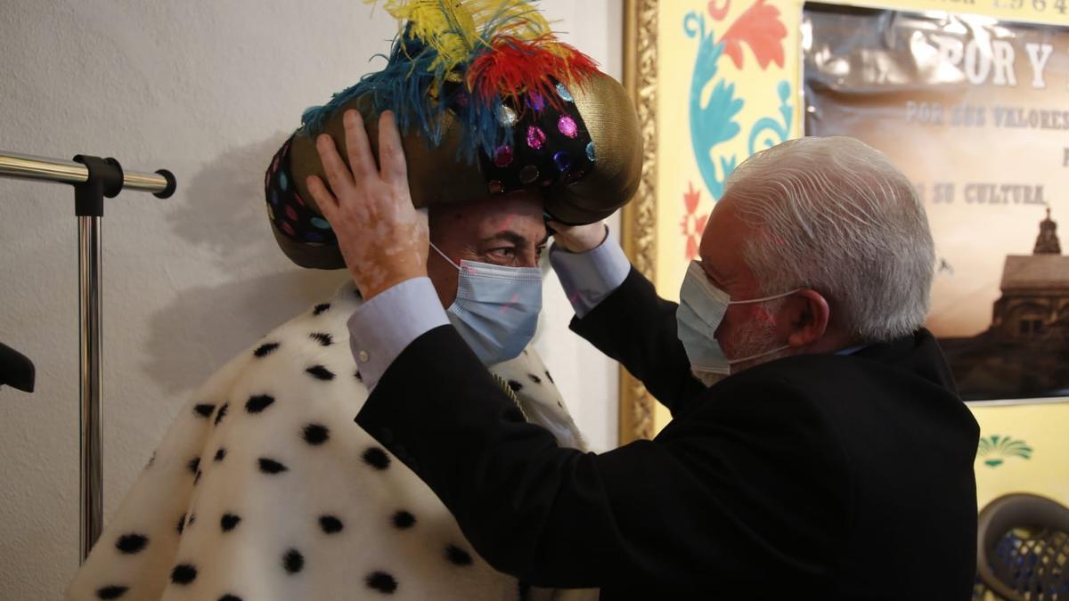 El presidente de la Federación de Peñas cordobesas, Alfonso Morales, hace entrega del sombrero de Baltasar a un representante de la peña Los Tenorios