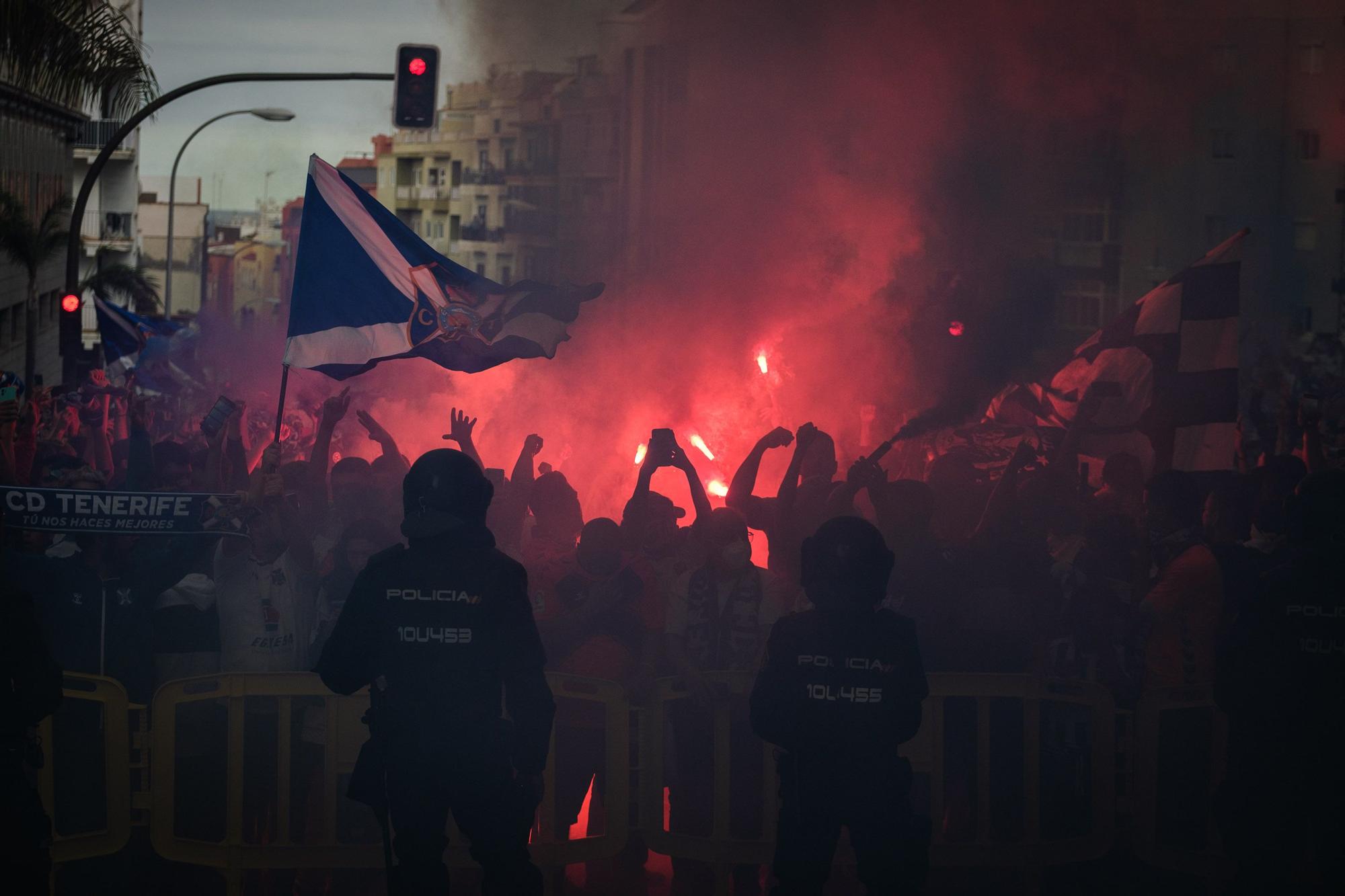 Ambiente e incidentes de la afición de la UD Las Palmas antes de llegar al Heliodoro