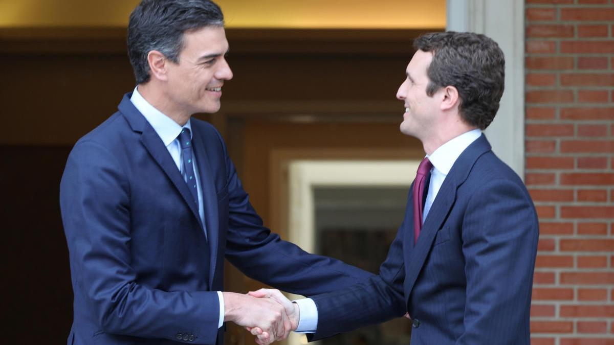 El presidente del Gobierno, Pedro Sánchez, y el líder del PP, Pablo Casado, durante una reunión en La Moncloa.