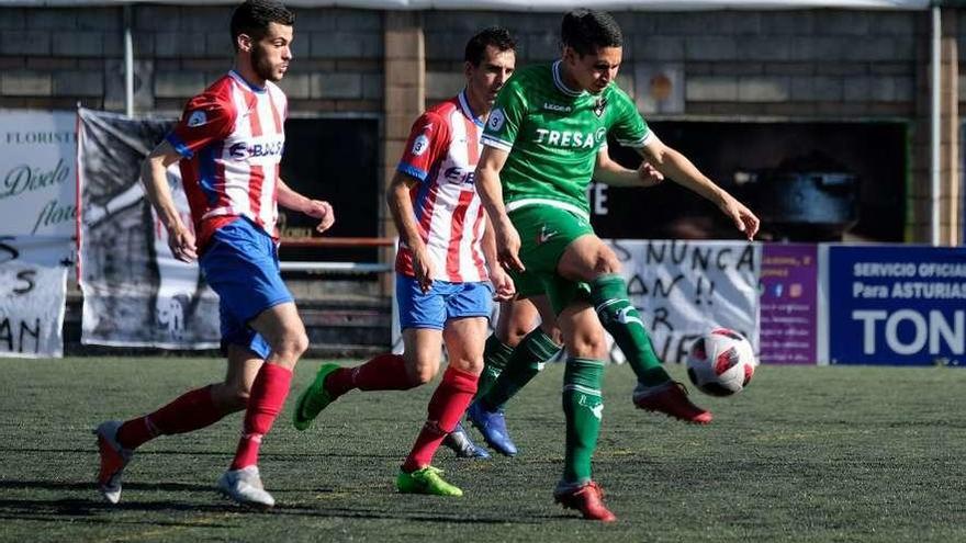 Un lance del partido L´Entregu-Lealtad de la pasada temporada en el Nuevo Nalón.